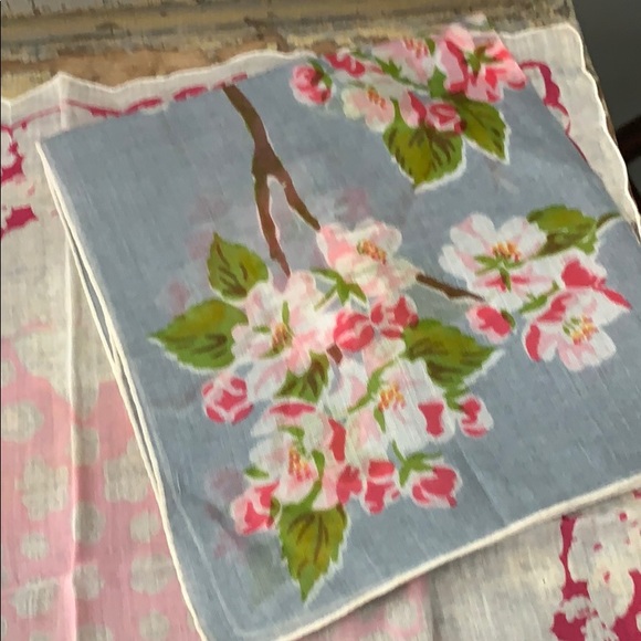 Four(4) vintage hankies - Picture 4 of 5